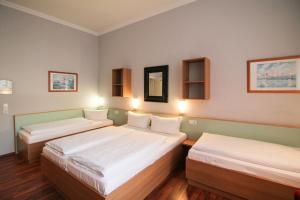 Postel nebo postele na pokoji v ubytování Hotel Sachsenhof