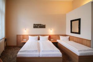 Postel nebo postele na pokoji v ubytování Hotel Sachsenhof