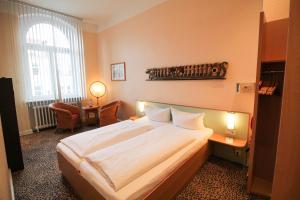 Postel nebo postele na pokoji v ubytování Hotel Sachsenhof
