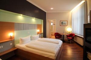 Postel nebo postele na pokoji v ubytování Hotel Sachsenhof