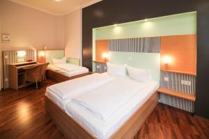 Postel nebo postele na pokoji v ubytování Hotel Sachsenhof