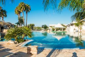 Bazén v ubytování Eden Resort Country nebo v jeho okolí