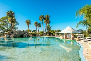 Bazén v ubytování Eden Resort Country nebo v jeho okolí