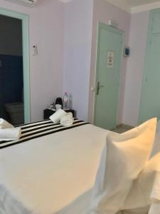 een slaapkamer met een groot wit bed en een spiegel bij Bluebelle Marbella in Marbella