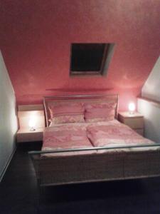 een slaapkamer met een bed met twee verlichting bij Luxuswohnung, 90 qm, Balkon, beste Lage in Kollmar in Kollmar