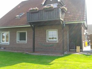 a house with a balcony with flowers on it at Luxuswohnung, 90 qm, Balkon, beste Lage in Kollmar in Kollmar