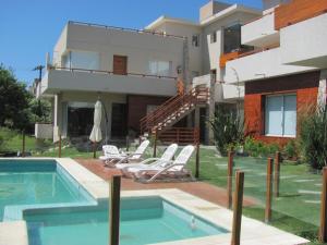 une villa avec piscine devant une maison dans l'établissement Arena de Mar Dpto B, à Las Gaviotas