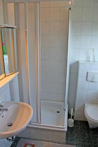 UserinにあるFerienwohnung Gro_ Quassow SEE 7841のバスルーム(シャワー、洗面台、トイレ付)