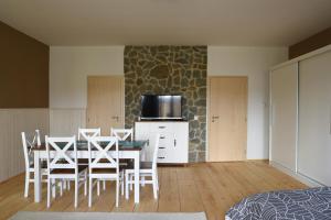 TV a/nebo společenská místnost v ubytování Apartmány Vízmberk