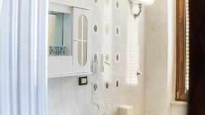 bagno con doccia, specchi e lavandino di B&B Afrodite a Agrigento