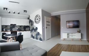 Televízia a/alebo spoločenská miestnosť v ubytovaní MINIMAR Apartamenty Świeradów