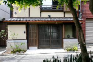 una entrada a un edificio con una puerta en HANARé Gion, en Kioto