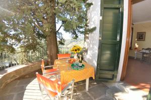 コッローディにあるLa Cipressaの木のあるパティオ(テーブル、椅子付)