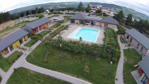 eine Luftaufnahme eines Hauses mit Swimmingpool in der Unterkunft Les Hauts du Gevaudan in Montrodat