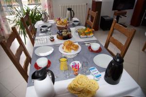 una mesa con un mantel con comida. en Au Jardin Saint Laurent, en Eu