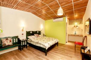 Postel nebo postele na pokoji v ubytování 啡藏幸褔小木屋羅東梅花湖Joy Home B&B