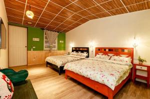 Postel nebo postele na pokoji v ubytování 啡藏幸褔小木屋羅東梅花湖Joy Home B&B