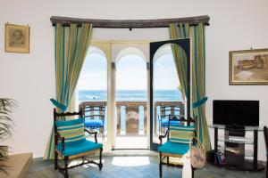sala de estar con vistas al océano en Villa Torre Trasita luxury suites, en Positano