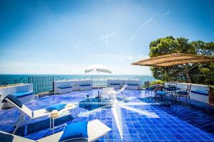 ポジターノにあるVilla Torre Trasita luxury suitesの海の景色を望むスイミングプール
