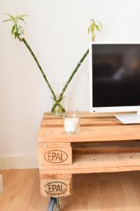 a desk with a tv on top of a wooden table at P&P Apartament Lagunillas I y II in Málaga
