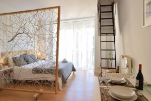 1 dormitorio con 1 cama con marco de metal en P&P Apartament Lagunillas I y II, en Málaga
