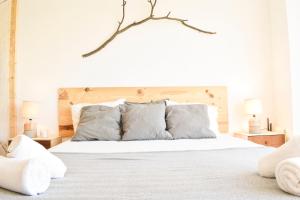 1 dormitorio con 1 cama blanca y 2 lámparas en P&P Apartament Lagunillas I y II, en Málaga