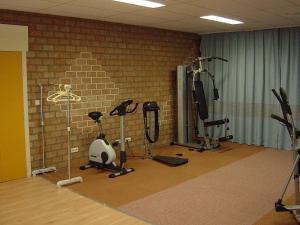 Fitness centrum a/nebo fitness zařízení v ubytování Hotel De Watermolen
