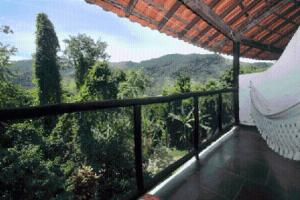 balkon z widokiem na las w obiekcie Pousada A Marca do Faraó w mieście Cachoeiras de Macacu