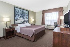 Un pat sau paturi într-o cameră la Super 8 by Wyndham Red Lake ON