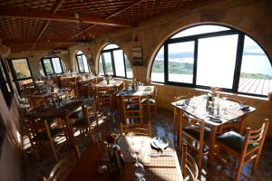 an overhead view of a restaurant with tables and chairs at Il-Bukkett B&B in Qala