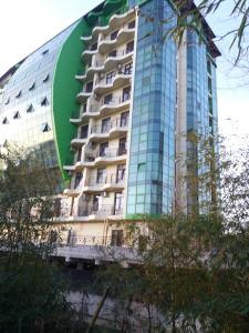 アドレルにあるApartments on Belorusskaya 20の大きな緑とガラスの大きな建物