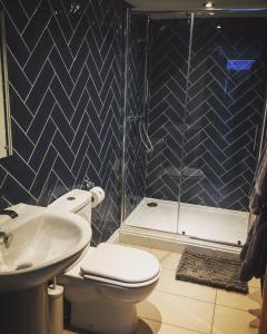 Koupelna v ubytování The Side, Gower - Cosy, Coastal, Sea Views & Hot Tub + 9 fotografií