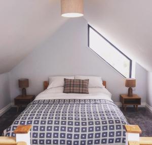 Llit o llits en una habitació de The Side, Gower - Cosy, Coastal, Sea Views & Hot Tub