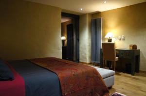 a hotel room with a bed and a desk at Domaine des Maréquiers chambre Pimprenelle in Saint-Germain-du-Teil