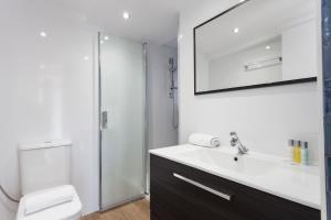 Koupelna v ubytování AB Paral·lel Spacious Apartments + 92 fotografií