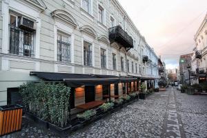 トビリシにあるEthno House TGの建物の前の空いている通り