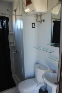 何塞伊格納西奧的住宿－聖莫尼卡公寓，浴室配有卫生间、盥洗盆和淋浴。