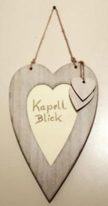 drewniany znak w kształcie serca ze słowami krab blitz w obiekcie Kapellblick w mieście Schruns