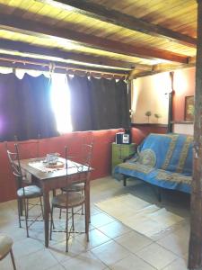 Habitación con mesa, sillas y cama en Tacama, en La Pedrera