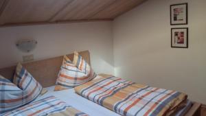 Ein Bett oder Betten in einem Zimmer der Unterkunft Aussermooserhof