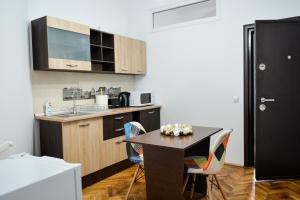 A kitchen or kitchenette at Central Apartments