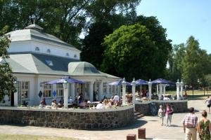 a group of people sitting at a restaurant with umbrellas at Ferienwohnung Prey in Ueckermünde