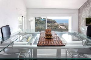 リョレート・デ・マルにあるVilla Vistaの海の景色を望む客室内のガラステーブル