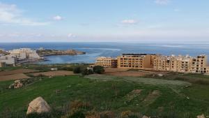 vista su una città e su una cassa d'acqua di aloha apartments a Marsalforn