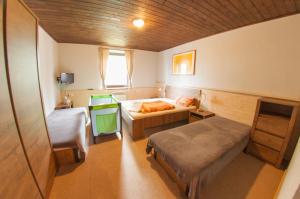 イレムニツェにあるHotel Vyhlídkaのベッドとデスクが備わる小さな客室です。