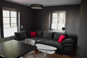 青斯特chalet Zingst的客厅里有一张沙发和一张桌子。