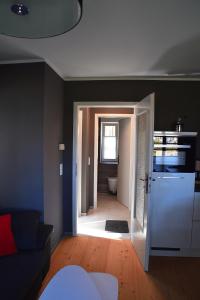 ein Wohnzimmer mit einer Tür zum Bad in der Unterkunft chalet Zingst in Zingst