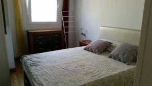 ロケタス・デ・マルにあるPrimera Linea De Playaのベッドルーム1室(枕2つ、窓付)