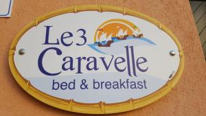 a sign that reads le carver bed and breakfast at Le Tre Caravelle in Trabia