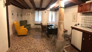 salon z żółtym krzesłem i stołem w obiekcie Palazzo Grassi and Accademia Bridge superb House w Wenecji